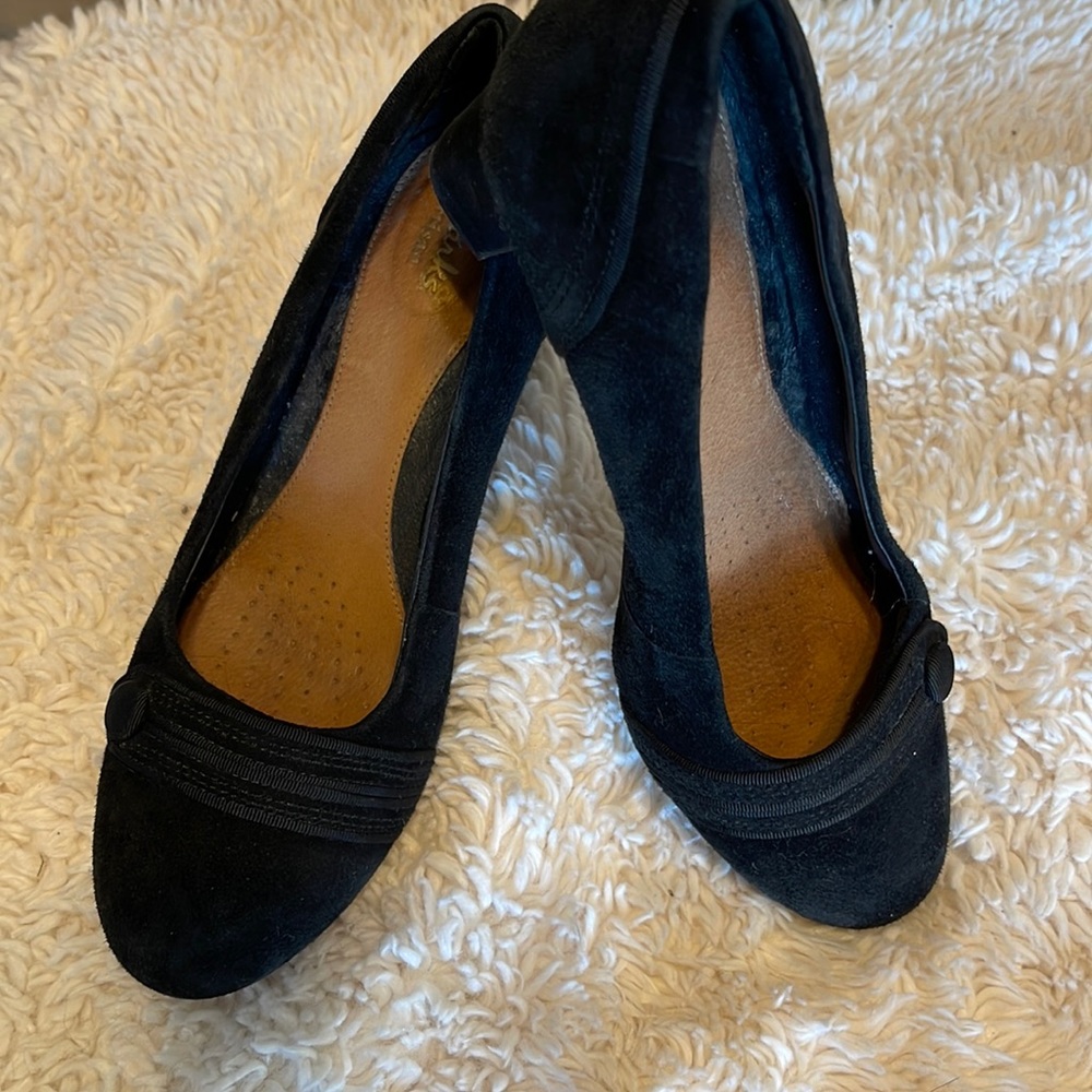 Clarks black suede pumps